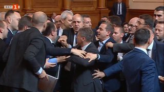 "И на мен детската ми мечта беше да присъствам на пленарно заседание", пише Драго Симеонов.