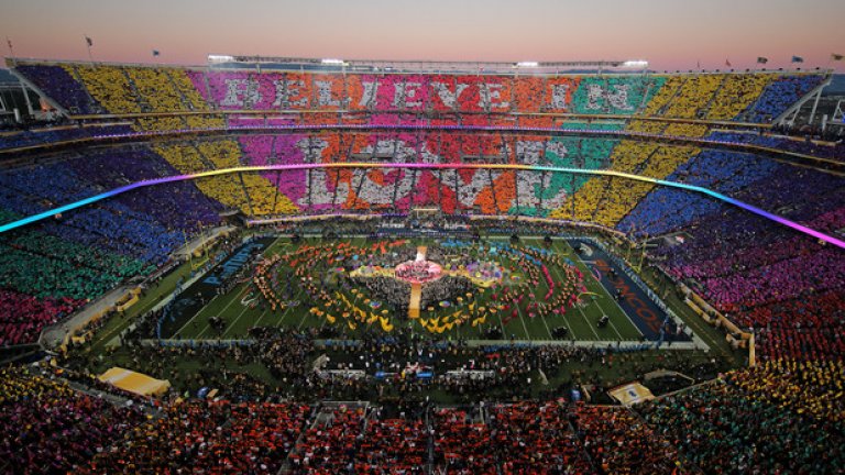 Стадионът бе оцветен в хореография по време на изпълненията на почивката.