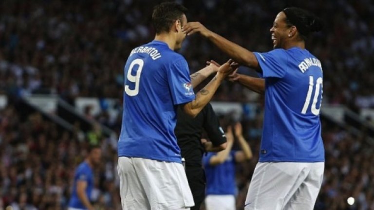 Димитър Бербатов и Роналдиньо оформиха ефектен тандем.