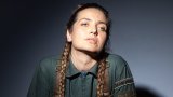 Тя е пилот на изтребител. Но й се налага да работи на бюро