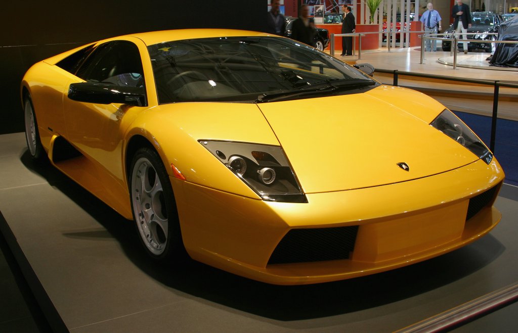 Lamborgini Murcielago
Murcielago прилича на театрален автомобил, който е проектиран единствено, за да спира дъха с външния си вид, но това е далеч от истината. Сърцето и душата на този модел е шофьорското преживяване, изпълнено с наелектризиращи моменти и ускорен сърдечен ритъм. Наистина, на фона на някои по-съвременни суперколи, 580 к.с. не звучат като нещо шокиращо, но духът на този модел е това, което го прави специален.