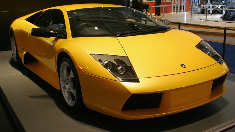 Lamborgini Murcielago
Murcielago прилича на театрален автомобил, който е проектиран единствено, за да спира дъха с външния си вид, но това е далеч от истината. Сърцето и душата на този модел е шофьорското преживяване, изпълнено с наелектризиращи моменти и ускорен сърдечен ритъм. Наистина, на фона на някои по-съвременни суперколи, 580 к.с. не звучат като нещо шокиращо, но духът на този модел е това, което го прави специален.