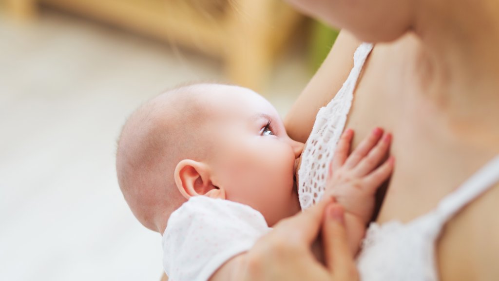 Young mom breast feeding кърмене
