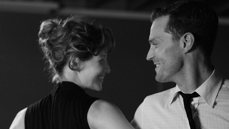 “Белфаст”
Действието на новата лента от Кенет Брана (‘Убийство в Ориент експрес”, "Хенри V”) се развива в родния му град Белфаст и разказва за невинността на големите мечти. Драмата се развива в края на 60-те години, когато Ирландия преминава през бурен период на работнически стачки и културни промени и се фокусира върху младо момче с неограничено въображение и желание за бляскаво бъдеще.
Определяна като “най-личната лента на Брана”, филмът триумфира на Международния кинофестивал в Торонто с награда от публиката.