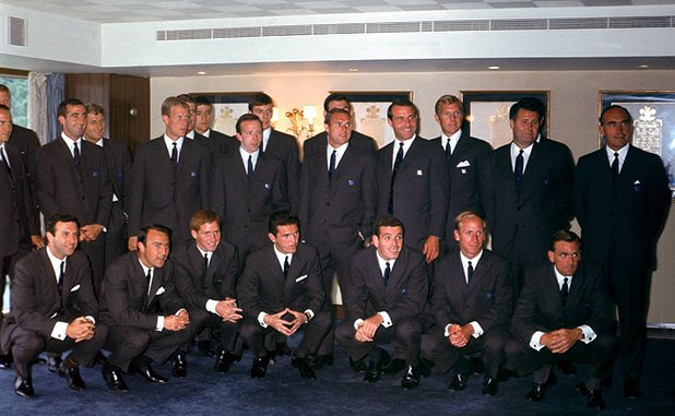 Шампионите от 1966 г. с мениджъра Алф Рамзи и официалното си облекло