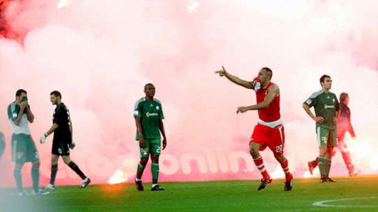 Панатинайкос - Олимпиакос (Гърция). Вече без гостуващи публики, защото гръцките власти прецениха, че няма нужда след всяко дерби да броят ранени, обърнати и запалени коли, потрошени автобуси и влакове, счупени витрини и прозорци. Свиреп мач, който разделя Атина на две.