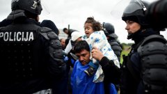 Словенската полиция не може да спре наплива на бежани