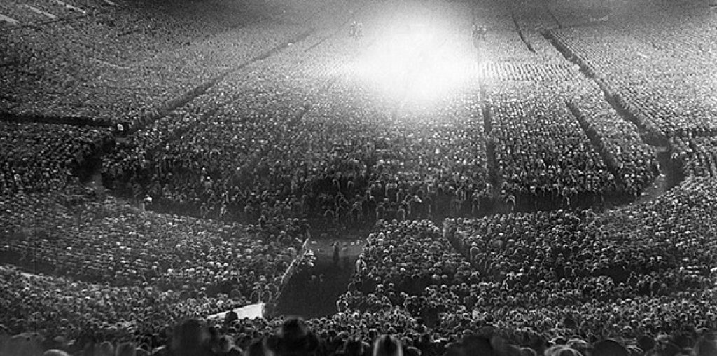 4. Джек Демпси – Джин Тани, 104 000 зрители (Чикаго, САЩ)
1927-а, "Soldiers Field". Тани печели с единодушно решение.