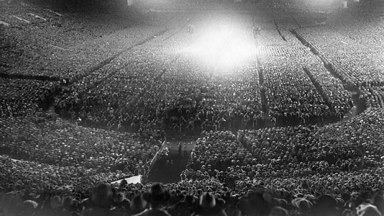 4. Джек Демпси – Джин Тани, 104 000 зрители (Чикаго, САЩ)
1927-а, "Soldiers Field". Тани печели с единодушно решение.