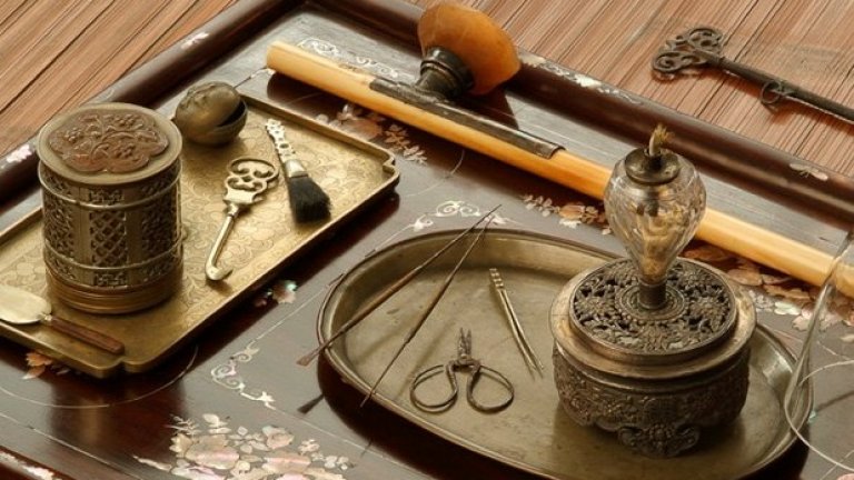 Инструменти за пушене на опиум, включително масивна лула за опиум от абанос.