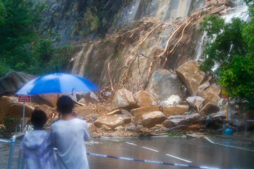 Местната метеорологична служба в Хонконг издаде най-високото си предупреждение за "черна" дъждовна буря