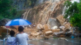 Местната метеорологична служба в Хонконг издаде най-високото си предупреждение за "черна" дъждовна буря