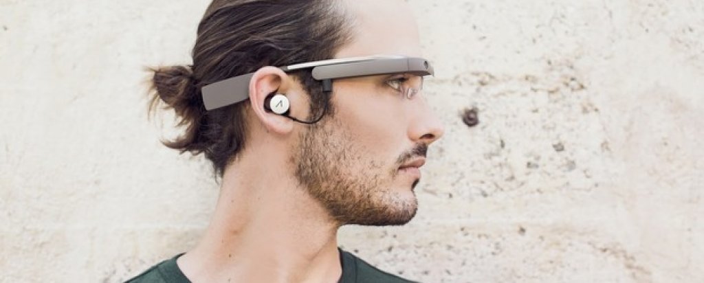 Google Glass (2013-14)

Този продукт на Google наистина се оказа изпреварил времето си. Затова и цената му можеше да накара косите на всеки да настръхнат. За 1500 долара получавахте устройство, което може да снима, да ви упътва чрез слушалка, да разпознава гласа ви... И всичко това, придружено от слаба батерия с кратък живот и сложно меню за управление. Е, хората още не бяха "ок" с идеята за обикалящи наоколо типове, говорещи си сами. Така че продуктът беше заклеймен още преди да успее да поеме първите си глътки въздух.