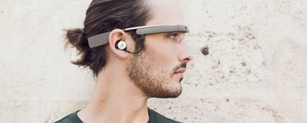 Google Glass (2013-14)
Този продукт на Google наистина се оказа изпреварил времето си. Затова и цената му можеше да накара косите на всеки да настръхнат. За 1500 долара получавахте устройство, което може да снима, да ви упътва чрез слушалка, да разпознава гласа ви... И всичко това, придружено от слаба батерия с кратък живот и сложно меню за управление. Е, хората още не бяха "ок" с идеята за обикалящи наоколо типове, говорещи си сами. Така че продуктът беше заклеймен още преди да успее да поеме първите си глътки въздух.