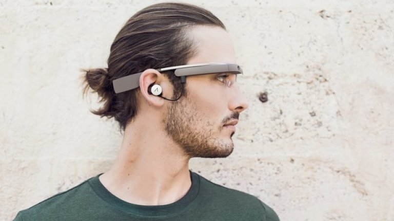 Google Glass (2013-14)

Този продукт на Google наистина се оказа изпреварил времето си. Затова и цената му можеше да накара косите на всеки да настръхнат. За 1500 долара получавахте устройство, което може да снима, да ви упътва чрез слушалка, да разпознава гласа ви... И всичко това, придружено от слаба батерия с кратък живот и сложно меню за управление. Е, хората още не бяха "ок" с идеята за обикалящи наоколо типове, говорещи си сами. Така че продуктът беше заклеймен още преди да успее да поеме първите си глътки въздух.