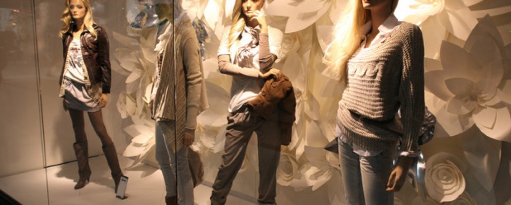 5. Фетиш към неподвижни предмети (статуи, манекени)
Този фетиш носи тежкото название агалматофилия. А също и пигмалионизъм. Хората, които са привлечени (сексуално) към статуи, манекени, кукли - и дори роботи - се наричат агалматофилици. Основното влечение за тях се корени в неподвижното, онова, което не може да избяга и е вечно. Начинът, по който този фетиш се манифестира варира спрямо човека. Пример за проявлението на този фетиш е например признанието на 40-годишна жена от Лондон пред Daily Mail през март 2012-та, че си е загубила ума по статуя на Адонис, която е едва 90 сантиметра висока. Така че, разбирате, ръстът няма значение. Или това поне е единственото разбираемо нещо в този фетиш.