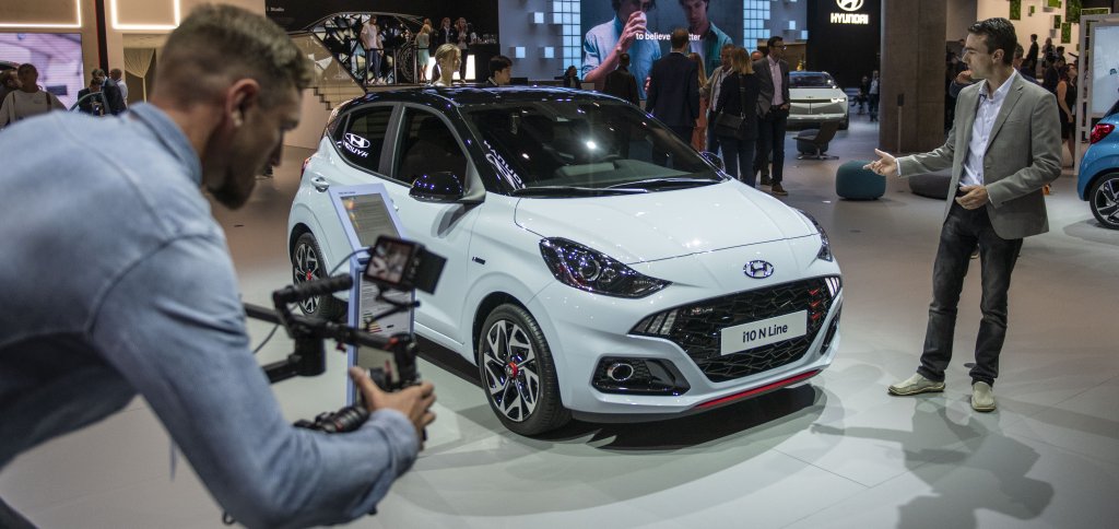 Hyundai i10 -  $9100
Всъщност малкият Hyundai съвсем не е лоша компактна кола за градски условия, имайки предвид цената му. Той също може да бъде намерен в България с базов модел, който струва малко под 23 000 лв. На някои по-малко претенциозни места по света обаче той е около $9000.
За тези пари получавате 1,0-литров двигател с мощност от 67 конски сили и даже възможност за автоматична скоростна кутия. За нея обаче ще трябва да се охарчите малко повече. В допълнение има някои базови системи за активна и пасивна безопасност.