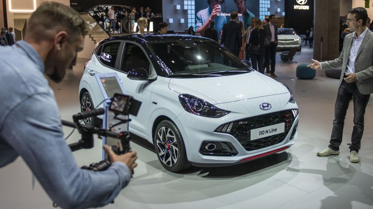 Hyundai i10 -  $9100
Всъщност малкият Hyundai съвсем не е лоша компактна кола за градски условия, имайки предвид цената му. Той също може да бъде намерен в България с базов модел, който струва малко под 23 000 лв. На някои по-малко претенциозни места по света обаче той е около $9000.
За тези пари получавате 1,0-литров двигател с мощност от 67 конски сили и даже възможност за автоматична скоростна кутия. За нея обаче ще трябва да се охарчите малко повече. В допълнение има някои базови системи за активна и пасивна безопасност.