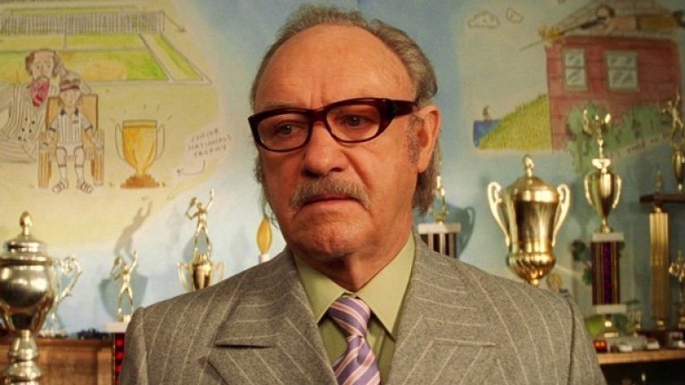 Джийн Хекман в „Кланът Тeненбаум” (2001)
Известен с ролите си на сурови мъже, самият Хекман също може да бъде доста суров и екипът на „Кланът Тененбаум” разбра това. В началото актьорът не искал да участва във филма на Уес Андерсън по различни причини, включително нежеланието му да поема роли, написани специално за него. Агентът на Хекман обаче го убедил да участва.
Слуховете гласят, че по време на снимките големият актьор ставал все по-избухлив, нагрубявал останалите звезди от актьорския състав и ужасявал хората от екипа. Това не беше последната му роля в киното, но явно е била повратен момент. Две години по-късно той пропусна премиерата на последния си филм „Добре дошли в Музпорт” и излезе в пенсия – като изглежда е доволен да се отдаде на рисуването и писането на книги.