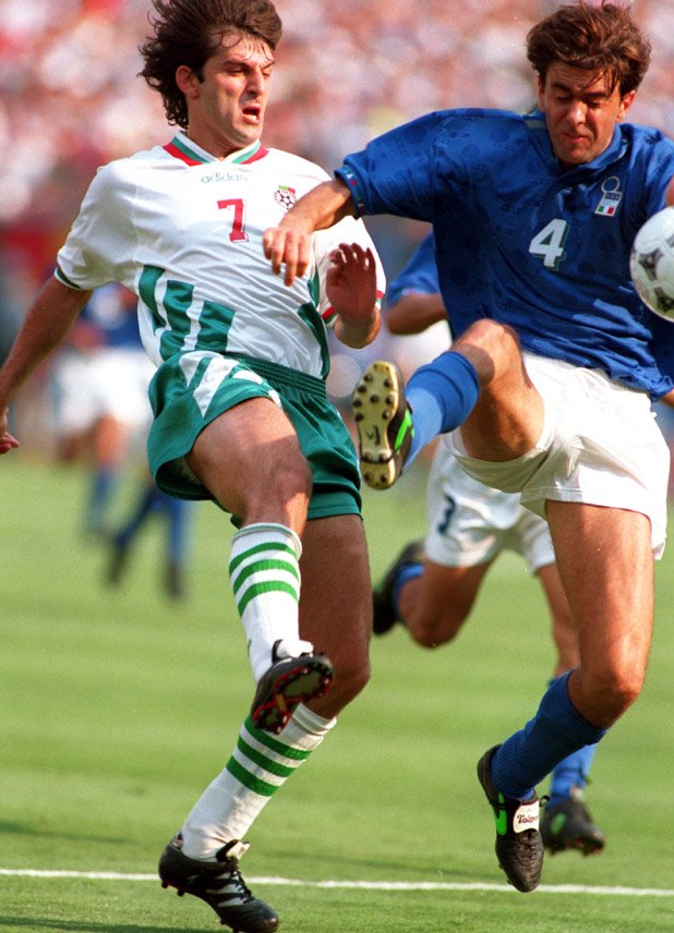 Най-важният момент от битките ни с Италия - съдията Жоел Киню пропуска да даде дузпа за игра с ръка на Били Костакурта и губим с 1:2 полуфинала на САЩ 94.