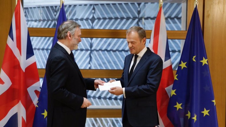 Британският посланик в ЕС Тим Бароу връчи на председателя на ЕС Доналд Туск, писмото, което известява за началото на Брекзит. По този начин се задейства историческия член 50 от Лисабонския договор и формално започва процедурата по излизане от ЕС.