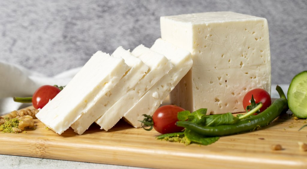 Фета и бяло саламурено сирене 

Фета е като нашето саламурено сирене, но се прави най-вече от овче или козе мляко и е една идея по-малко мазно. Във фетата можем да открием и много голяма концентрация на фосфор и калций, които са особено важни за здравината на костите.

Все пак, трябва да се внимава и с двата вида, тъй като съдържат между 250 и 300 калории за 100 грама и е възможно да имат повечко сол в себе си заради саламурата, която ги запазва свежи.