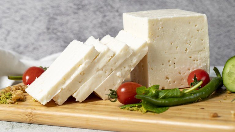 Фета и бяло саламурено сирене 

Фета е като нашето саламурено сирене, но се прави най-вече от овче или козе мляко и е една идея по-малко мазно. Във фетата можем да открием и много голяма концентрация на фосфор и калций, които са особено важни за здравината на костите.

Все пак, трябва да се внимава и с двата вида, тъй като съдържат между 250 и 300 калории за 100 грама и е възможно да имат повечко сол в себе си заради саламурата, която ги запазва свежи.