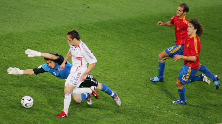 За последно в официален мач Франция триумфира  срещу Испания - 3:1 на осминафинал на Мондиал 2006. Тогава "петлите" станаха последният засега отбор, елиминирал "червените" на голямо първенство