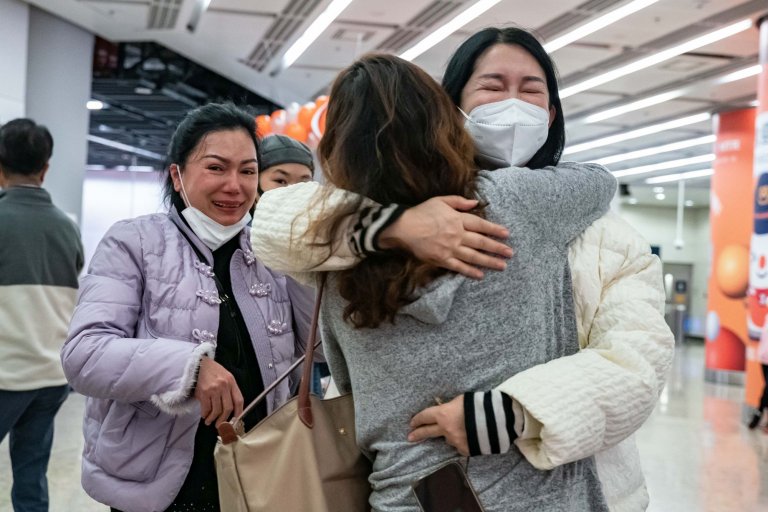 Жители на Хонконг посрещат свои близки от Китай за пръв път от 3 години, след като през януари най-накрая отново заработи железопътния транспорт, свързващ острова и континента.