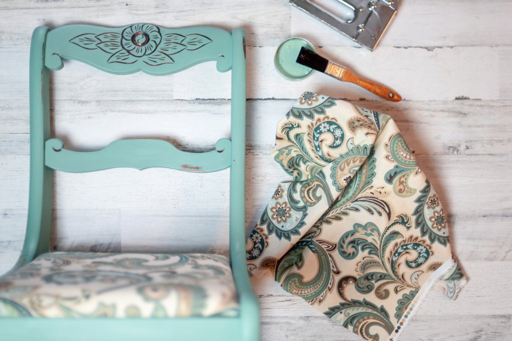 Оцветете си сами
Да боядисаш стар дървен стол или такъв с гланцирана бяла повърхност не е никак сложно, а ефектът е доста добър. Дали кухненските столове или тези на терасата - боя за дърво се продава навсякъде и във всякакви цветове, а пастелните нюанси са особено подходящи за предстоящия сезон. Ако пък имате плат за дамаска, можете да свалите старата и да я използвате като модел, по който да разчертаете и смените леко поизтъркания ѝ фасон.