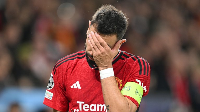 Комедия от гафове прати Юнайтед на дъното в Шампионската лига