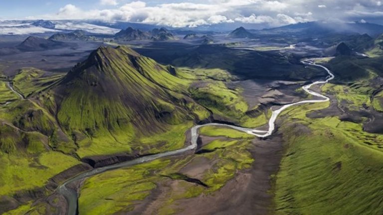 Исландия няма постоянна армия. Според данни на Forbes страната е на първо място в света по миролюбивост.