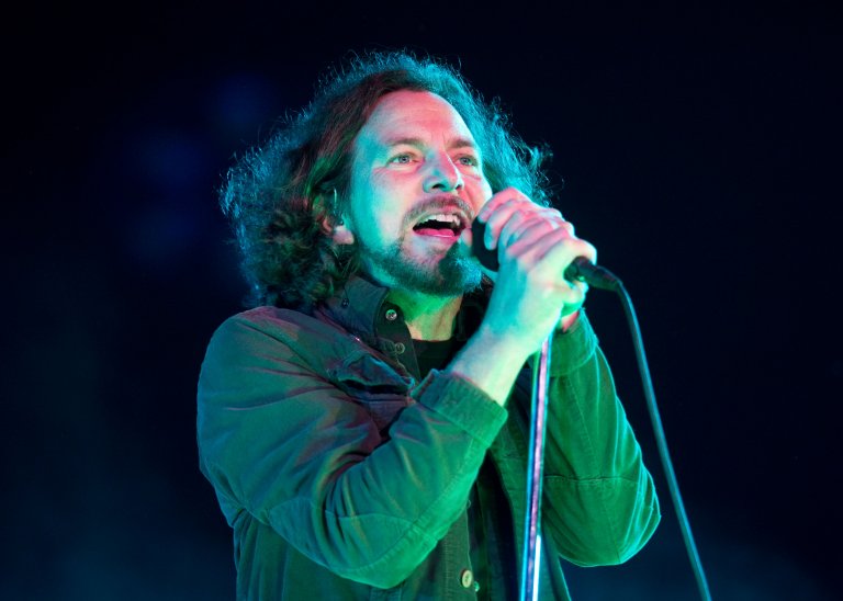 Макар впоследствие да признава, че Еди Ведър е всъщност много готин човек, до последно Кърт Кобейн твърди, че Pearl Jam не са добра група.