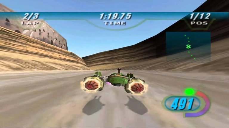 Star Wars Episode I: Racer
PC, Nintendo 64, Dreamcast
Представете си нещо като Mario Kart, но във вселената на Star Wars и изпипано с цялата любов и внимание към детайла, на каквито е способно студиото LucasArts на върха на славата си. Star Wars Episode I: Racer е точно такава игра, която взима краткия епизод от онова прочуто състезание на Татуин в "Невидима заплаха" и го превръща в цяла игра.
И то каква! С още дузина нови писти на различни обичани локации, няколко сингъл режима и дори мултиплейър, Star Wars Episode I: Racer е доказателство, че в тази галактика има място не само за екшъни, но и за рейсъри. Играта дори влиза в Книгата на рекордите "Гинес" за най-добре продаван sci-fi рейсър, изпреварвайки такива утвърдени поредици като Wipeout на Sony и F-Zero на Nintendo. През 2002 г. излиза и нейното продължение Star Wars Racer Revenge, този път направено ексклузивно за PlayStation 2.