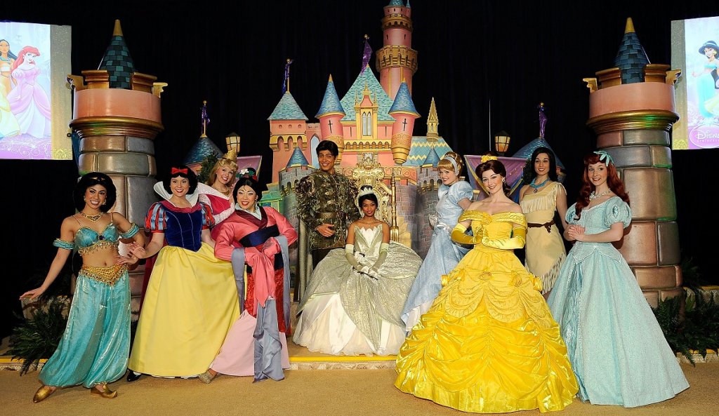 Принцесите на “Дисни” (Disney Princess)
Наричан още “Линията на принцесата” (Princess Line), франчайзът е донесъл на The Walt Disney Company приходи от над 40 милиарда долара благодарение на кукли, видеоклипове, дрехи, козметични продукти, декори за дома, играчки и редица други стоки с участието на принцесите. Марката обединява конкретни образи от филмите и сериалите на компанията - Снежанка, Пепеляшка, Покахонтас, Аврора, Ариел, Бел, Жасмин, Мулан, Тиана, Аврора, Рапунцел, Мерида, Ваяна. 

Идеята за събирането на принцесите  идва от шоуто “Дисни на лед” през януари 2000 г. , когато тогавашният председател на Disney Анди Муни събира няколко от героините за снимки. Ходът е повече от успешен и още на следващия ден Муни насърчава компанията да стартират франчайз под името “Феите на Дисни”, който с течение на годините се разширява и се преименува в “Принцесите на Дисни”.