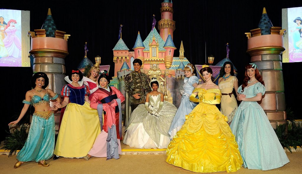 Принцесите на “Дисни” (Disney Princess)
Наричан още “Линията на принцесата” (Princess Line), франчайзът е донесъл на The Walt Disney Company приходи от над 40 милиарда долара благодарение на кукли, видеоклипове, дрехи, козметични продукти, декори за дома, играчки и редица други стоки с участието на принцесите. Марката обединява конкретни образи от филмите и сериалите на компанията - Снежанка, Пепеляшка, Покахонтас, Аврора, Ариел, Бел, Жасмин, Мулан, Тиана, Аврора, Рапунцел, Мерида, Ваяна.
Идеята за събирането на принцесите идва от шоуто “Дисни на лед” през януари 2000 г. , когато тогавашният председател на Disney Анди Муни събира няколко от героините за снимки. Ходът е повече от успешен и още на следващия ден Муни насърчава компанията да стартират франчайз под името “Феите на Дисни”, който с течение на годините се разширява и се преименува в “Принцесите на Дисни”.