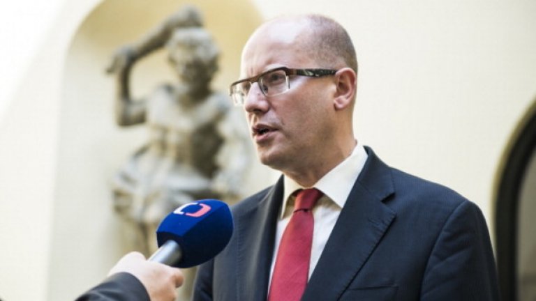 Премиерът на страната Бохуслав Соботка остро разкритикува поведението на държавния глава, като определи реакцията му като "неадекватна"