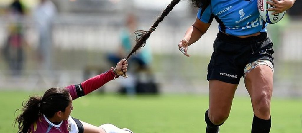 Венецуелката Мариоли Гомес не подбира средства да спре Виктория Риос от Уругвай в женската олимпийска квалификация по Ръгби-7 за игрите в Рио.
