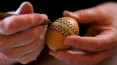 Според някои обичаи първото яйце се пази цяла година за здраве на дома. Второто яйце също е червено - то се оставя в църквата в събота вечер