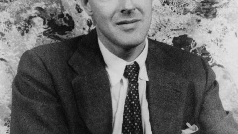 Роалд Дал
Роденият през 1916 г. Роалд Дал е ветеран от британските военновъздушни сили, който е назначен в посолството във Вашингтон след края на Втората световна война. Там той е вербуван от канадския топ-шпионин Уилям Стивънсън и започва да предава информация до службите и премиера на Великобритания Уинстън Чърчил, относно настроенията в американската столица. Според някои сведения, в този период той се забърква в редица афери, докато разузнава какви са политическите нагласи на най-влиятелните жени в САЩ по онова време.
Дал пише още по време на войната, но по-късното му творчество се сдобива с истинска популярност с книги като "Чарли и шоколадовата фабрика", "Вълшебният пръст" и "Матилда". Произведенията за деца правят Роалд Дал един от най-добре продаваните автори в историята, но ние ви препоръчваме и неговите по-мрачни истории за възрастни, изпълнени с неочаквани обрати.