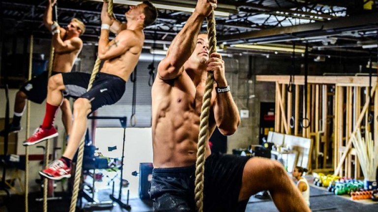 11. Забавлението винаги трябва да е приоритет
И накрая – не забравяйте, че всичко това трябва да ви кара да се усмихвате по-често. Ако не ви е интересно в залата, едва ли ще се задържите дълго в нея. Намерете нещо, което да поддържа желанието ви. Например, защо не пробвате да тренирате с приятел/ка? Заедно със сигурност ще ви е по-весело. Прекрасно е, когато някой споделя същите интереси и цели като вашите. Така ще се подкрепяте взаимно и ще се мотивирате.
Припомняйте си този съвет. Когато сте начинаещи, вие оформяте основата, около която ще градите всичко свързано с фитнеса и тренировките. Погрижете се тази основа да е положителна. А когато започнете да виждате резултатите, сами ще се влюбите в това, което правите и ще искате още и още...