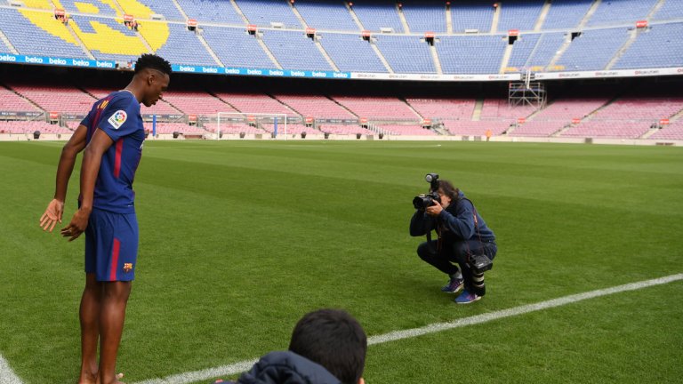 23-годишният бранител, който пристигна в каталунската столица срещу 11,8 милиона евро от Палмейрас, събу обувките и чорапите си при първия досег с тревата на митичния стадион, след което се помоли.