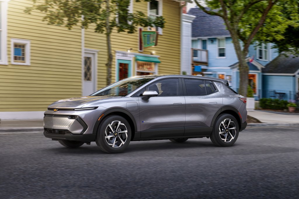 Chevrolet EquinoxChevrolet Equinox е в класа на компактните градски SUV с приятен дизайн и редица удобства. Ще се предлага в две версии – с предно задвижване и 210 конски сили и със задвижване на четирите гуми и 290 конски сили. Пробегът на втория вариант достига до 500 километра с едно зареждане. Най-високата модификация включва и 17,7 инча екран на инфотейнмънта.
Електромобилът ще е на пазара през лятото и базовата му цена е 30 хил. долара. Най-скъпите модификации едва ли ще надхвърлят 48 хил. долара.