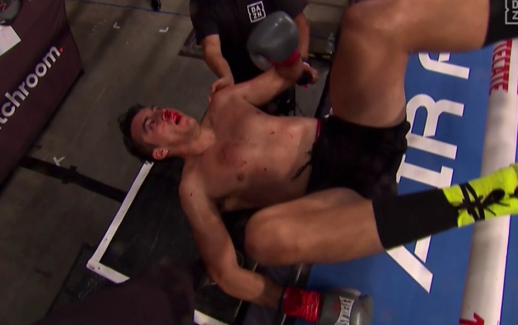 Страховит нокаут изхвърли боксьор извън ринга (видео)