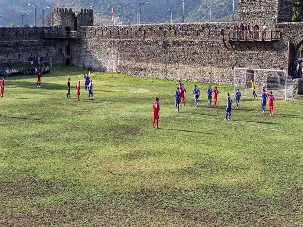 "Гостите излизат само с катапулт!": Изумителният стадион-крепост от средновековието