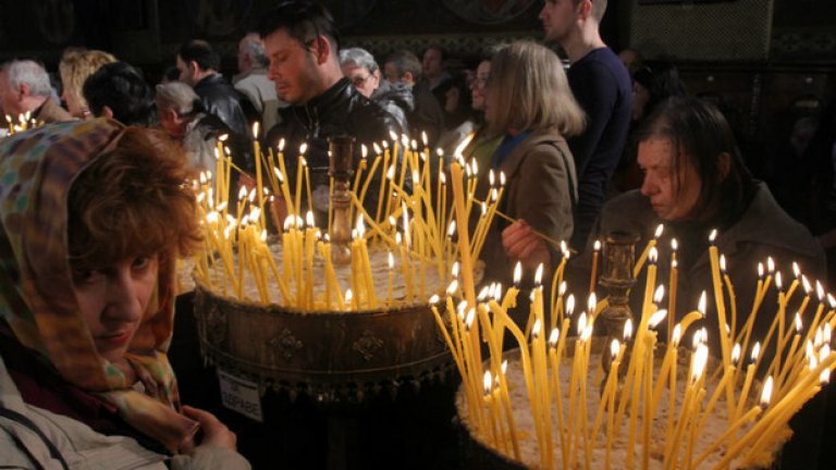 Стотици софиянци се събраха в църквата, за да запалят свещички за здраве