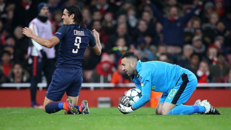 3. Единсон Кавани е добър, но ПСЖ продължава да страда от липсата на фигура като Златан Ибрахимович
Единсон Кавани доказа, че може да бъде човекът с главно Ч за ПСЖ. Уругвайският нападател има 16 гола във всички състезания – повече от който и да е футболист в топ 5 първенствата на Европа. Както в първия мач, Кавани отново вкара срещу Арсенал, но отново, както в първия мач, на няколко пъти пропусна да донесе пълните 3 точки за парижани.