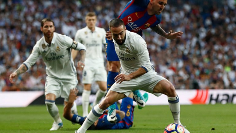 3. Новите в Барса са по-добри на пейката
В отсъствието на Неймар Луис Енрике пусна Пако Алкасер в предни позиции, заедно със Суарес и Меси. Испанецът изигра пореден слаб мач с фланелката на Барса, след което бе заменен от Андре Гомеш. Европейският шампион с Португалия се отчете с подаването си към Жорди Алба при асистенцията за победния гол на Меси, но и от него не видяхме нещо повече. Изобщо, последните трансфери на Луис Енрике могат да се определят като сериозни провали. Освен Самюел Юмтити, за чиито качества все още не сме убедени напълно, който бе титуляр, на пейката останаха неизползвани Арда Туран, Денис Суарес и Люка Дин. Нито един от тях с нищо не е доказал, че заслужава място на терена дори като резерва.