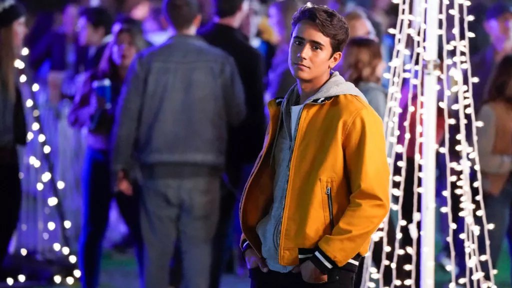 “С обич, Виктор” , сезон 3
Кога: всяка събота от 13:30 ч..
Къде: по Star Life
Популярната тийн драма изгрява на малкия екран с нов сезон, който спокойно може да се гледа самостоятелно. Тоест, без да се запознати с предните два сезона. В новите епизоди главният герой Виктор отваря нова страница в живота си. Вече е завършил гимназия и е започнал обучението си в колежа. Но отговорите на въпросите кой е и каква е сексуалната му ориентация продължават да му убягват.
Виктор се среща както с момичета, така и с момчета и се стреми да разбере себе си без междувременно да наранява другите.