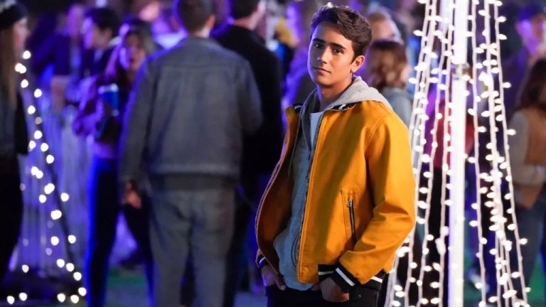 “С обич, Виктор” , сезон 3
Кога: всяка събота от 13:30 ч..
Къде: по Star Life
Популярната тийн драма изгрява на малкия екран с нов сезон, който спокойно може да се гледа самостоятелно. Тоест, без да се запознати с предните два сезона. В новите епизоди главният герой Виктор отваря нова страница в живота си. Вече е завършил гимназия и е започнал обучението си в колежа. Но отговорите на въпросите кой е и каква е сексуалната му ориентация продължават да му убягват.
Виктор се среща както с момичета, така и с момчета и се стреми да разбере себе си без междувременно да наранява другите.